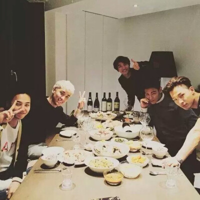 #Bigbang#你们吃饭我给你们拍照，哈哈～