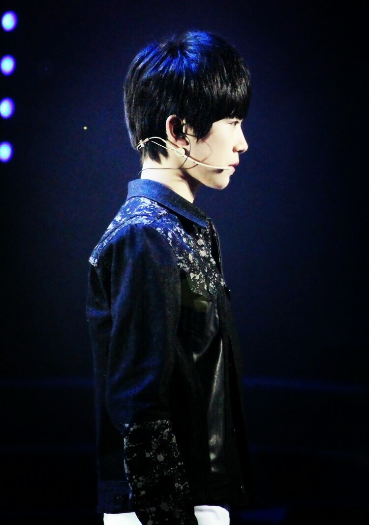 舞台上远远的光,落在你的肩膀,想起我们那时疯狂的模样