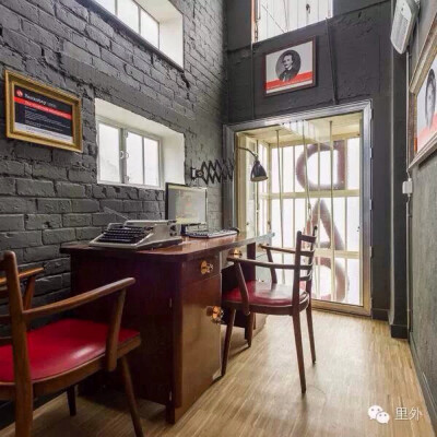 Backstay Hostel Ghent位于比利时根特市的市中心，建筑建于十九世纪三十年代，原先是报社的编辑部，重新改造后于2014年重新开业，空间也保留了原建筑的部分特色，例如当时编辑部所用的打字机。酒店以招待朋友的心境…