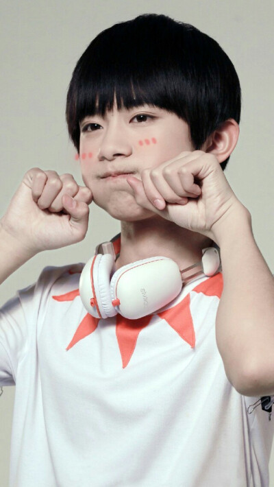 ♪TFBOYS♪♪易烊千玺♪ 闭关的好多天，想他，超级想他(｡•́︿•̀｡)