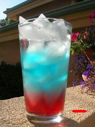 可乐 制作方法：可乐，冰块蓝色果汁。