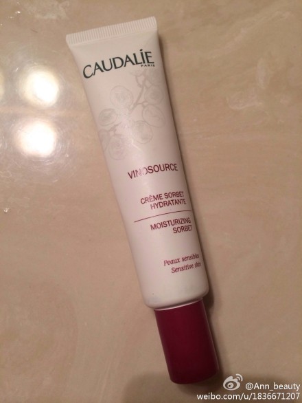 【种草。安利】Caudalie sorbet，大葡萄冰淇淋霜。主打基础保湿，其实到了一定价位，保湿水平都不会太差，区别只在质感和味道。冰淇淋霜出来的质感就是润，不油腻没亮光，但是皮肤润润的。最出彩的是味道，真是一种非常治愈让人觉得幸福的清新葡萄味，每次用都很享受