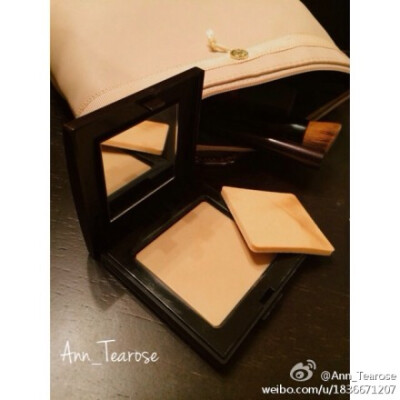 【種草。安利】#最強(qiáng)力遮瑕##最愛用的底妝# Laura Mercier-Mineral Pressed Powder礦物粉餅，成分干凈，難能罕見的添加了珍珠粉，所以粉體可見細(xì)碎的閃光。粉撲好用，沾少許粉輕滑過皮膚就是一個(gè)干凈亞光的妝面，干…