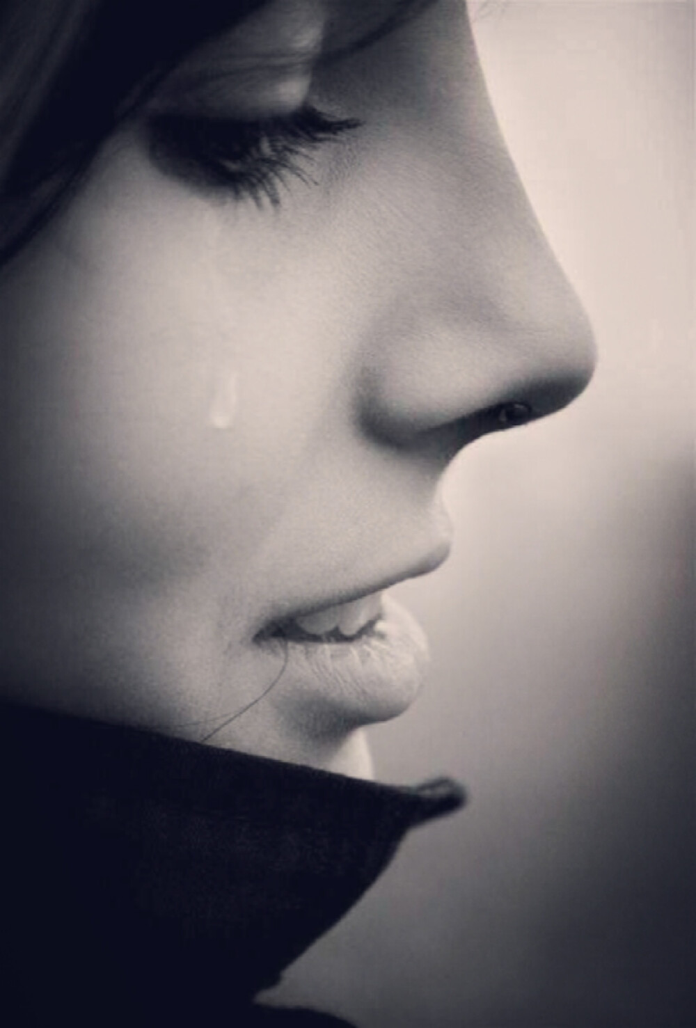 希望遇见一个看见我眼泪第一反应不是不耐烦而是立刻给我一个拥抱的人