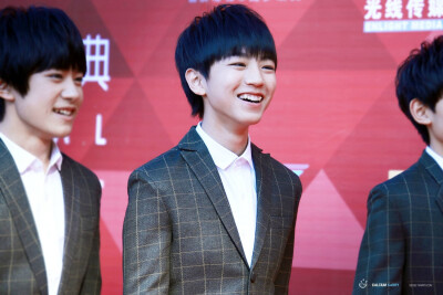 #王俊凯# #TFBOYS王俊凯# #TFBOYS# 150413音乐风云榜红毯 cr：CalciumKarry_WJK