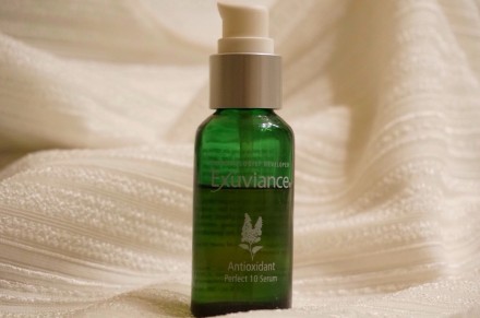 【种草。安利】Exuviance的antioxidant perfect 10 serum，果酸抗氧化精华，兼具抗氧化抗衰老和去痘功能。很温和，可日常使用，是去闭口、平整皮肤的利器。使用前几天就已经有非常明显的效果，额头闭口都消了，也不再复发，小的油脂粒之类也差不多都消了，皮肤变得很平滑。果酸的功效在它身上都以温和的方式展现出来