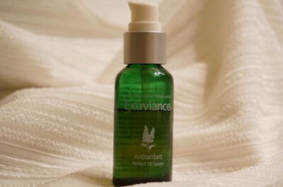 【种草。安利】Exuviance的antioxidant perfect 10 serum，果酸抗氧化精华，兼具抗氧化抗衰老和去痘功能。很温和，可日常使用，是去闭口、平整皮肤的利器。使用前几天就已经有非常明显的效果，额头闭口都消了，也不…