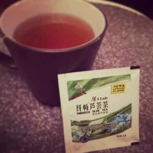 下午就是芦荟茶时间 饮食油腻或经常饮酒 大便不通畅 （正常排便一天2～3次） 面色暗沉、生暗疮或者色斑 上火长痘痘 有口臭 小腹隆起、需要排毒减肥、代谢缓慢 有以上问题的该排毒啦