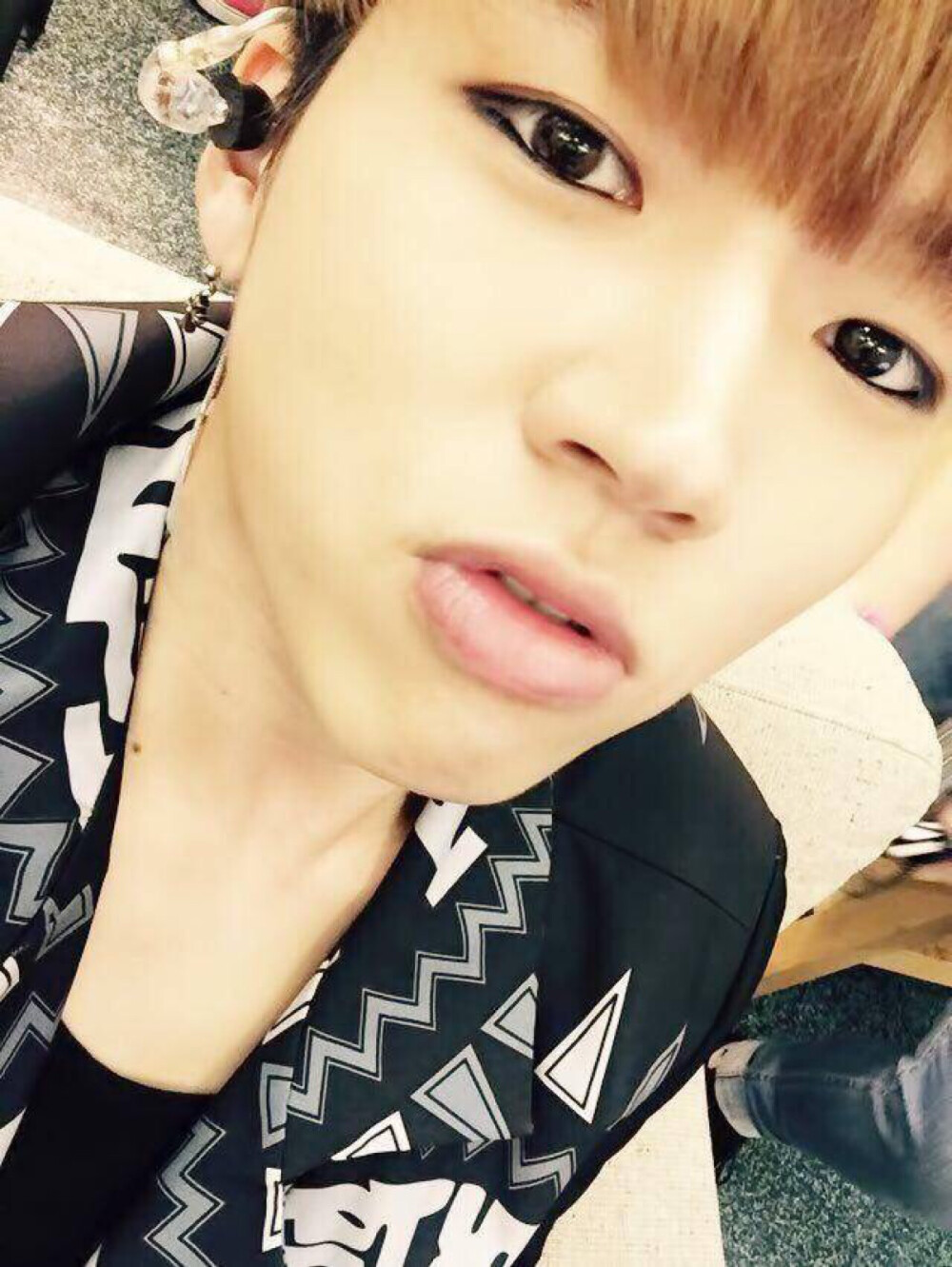 150510 官推更新 [#INFINITE#] #优贤_Day 最后一张照片! ##希望和official一起过一个愉快的周末, 也希望大家多多支持圣规君周日公开的 [27]!##与27一起_开始的_有氛围的周日# 【翻译by 洋洋 转载注明2blegend】