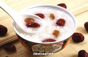 红豆薏米粥】除了炒红枣以外，所有材料洗净，白茯苓装进小药包里。倒入砂锅里，加入清水，大火煮开后转小火慢慢的煲。煲至红豆和薏米软烂就可以了，如果胃消化能力不太好的，就将粥再打成米糊，因为薏米即使煲烂了还是需要仔细嚼的。