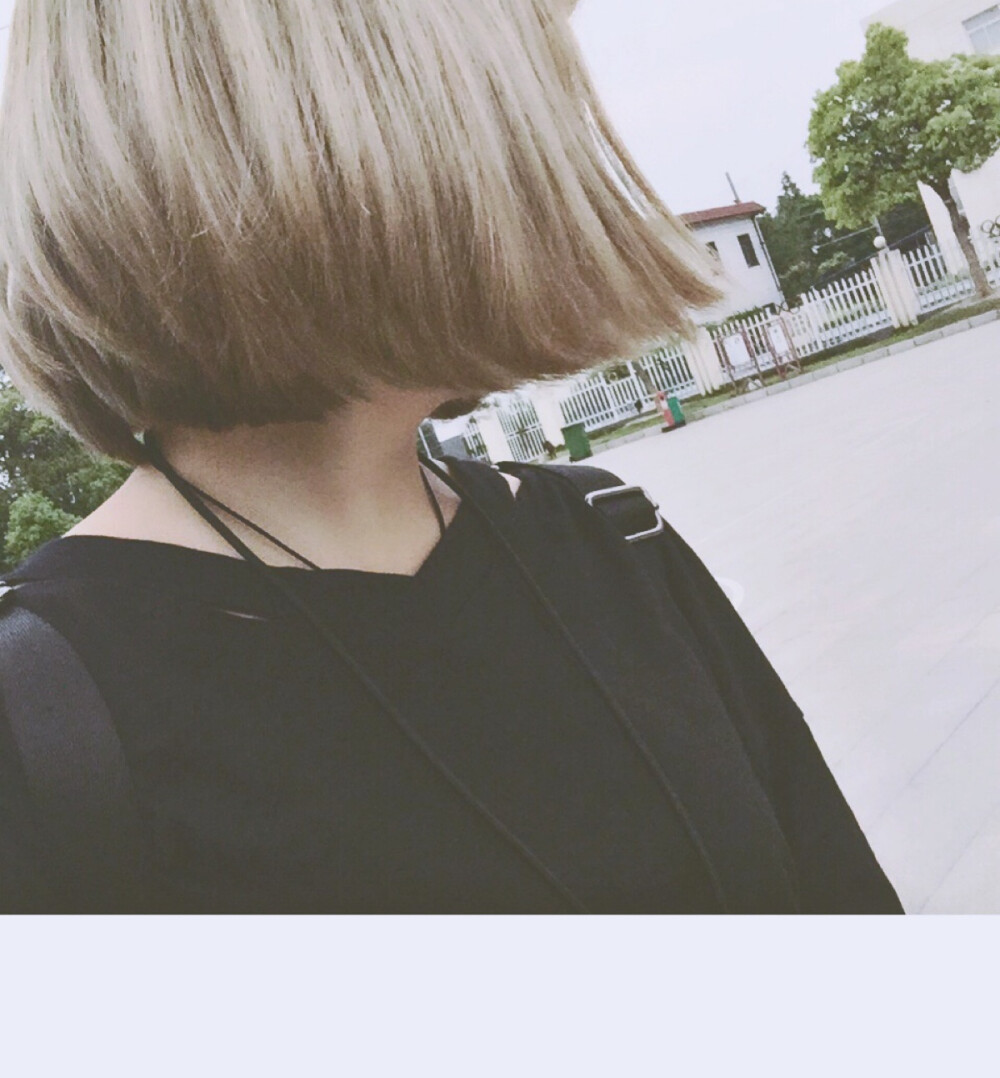 女生头像短发黑白