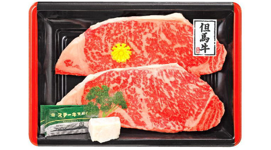 世界上最有名气的牛肉——神户牛肉（Wagyu Beef）产于但马地区。作为日本特产，神户牛肉常常出现在招待国宾的宴会上。那种香而不腻、入口即化的感觉，能让人不忍停箸。它曾被日本天皇禁食，亦曾卖出过“天价”。 神户牛肉即上选的纯种但马牛。据介绍，并非所有神户出产的牛都可以叫做“神户牛”。真正的神户牛要求非常严格。首先它要出身“名门望族”，血统中一滴杂血也不能混入。其次，入选的牛必须是处女牛，否则吃起来会有轻微的乳臭。此外，还要经过脂肪混杂率、颜色、细腻度等项目的评定，达到四五级以上的才有资格称为“神户牛肉”。 据说一头在比赛中曾获金奖的神户牛甚至叫出了722万日元（约合人民币50万）的高价！