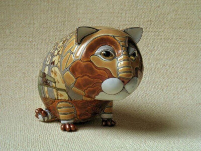 这些奇思妙想呆萌的陶瓷小动物们，是有乌克兰的两位艺术家Anya Stasenko和Siava Leontyev共同完成的！真的是可爱到爆了~~