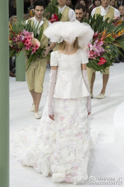 #Chanel#2015春夏高级定制秀在巴黎大皇宫举办。这场高定大秀以栩栩如生的立体剪纸布景，展现了一个童话中的花园奇境。广泛采用了花卉元素，高净度的鲜亮色彩、毛茸茸的花朵立体拼贴。各式别致的帽子也让人想到童话里…