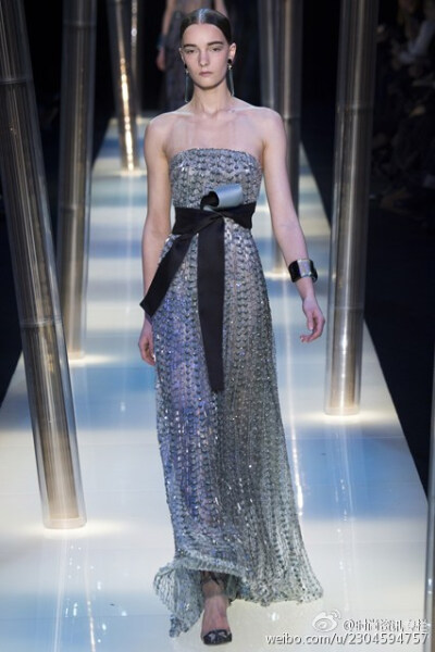 为庆祝#Giorgio Armani#品牌40周年，Giorgio Armani Privé时装秀在Armani/Teatro举行，这一高级定制系列由Armani先生于2005年创立，延续至今并美誉不断。以中国风为灵感，作为士大夫身份的竹元素、汉唐式的襦裙、苏…