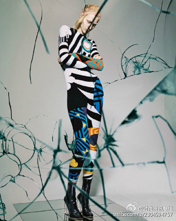 #Dior# 迪奥2015春夏高级订制系列服饰画册，经典的痕迹巧妙地隐藏在大片亮片刺绣的花边中。超现实主义的印花图案，塑胶外套与长靴，让迪奥女郎散发出未来主义的气息。传统思维与实验精神的结合，诞生出全新的面料图…