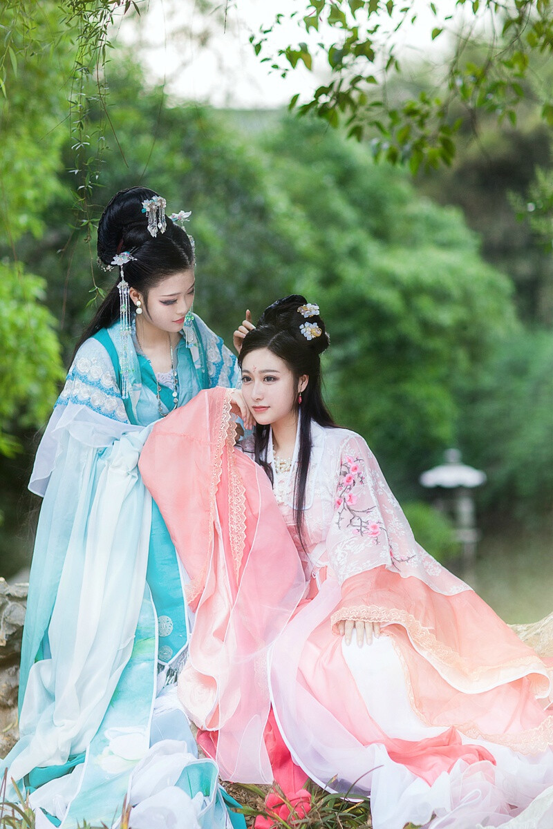 #COS##速报##三生三世十里桃花# 白浅CN：八段锦 凤九：@楚贝贝 ，摄影：@妖王震乙 感谢辛苦的造型和后勤妹纸QUUUUQ~！被围观的很酸爽!其实只是想拍姑侄两个人~私以为凤九和白浅姑姑两个家伙在一起就是喝酒爬树偷看帅哥神马的……好后悔没有拍踩凳子掷筛子奥！