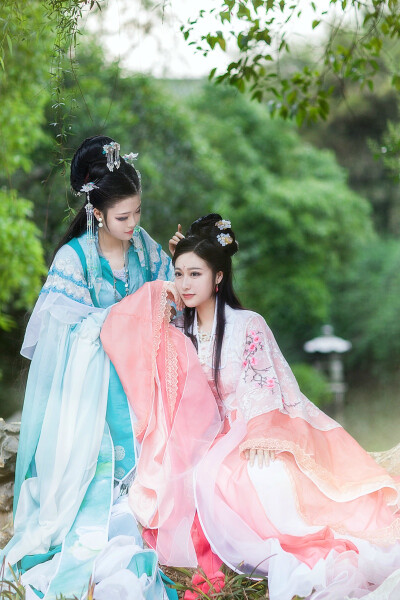 #COS##速报##三生三世十里桃花# 白浅CN：八段锦 凤九：@楚贝贝 ，摄影：@妖王震乙 感谢辛苦的造型和后勤妹纸QUUUUQ~！被围观的很酸爽!其实只是想拍姑侄两个人~私以为凤九和白浅姑姑两个家伙在一起就是喝酒爬树偷看帅…