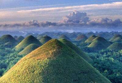 十、菲律宾巧克力山 巧克力山由1268个面积相同、几近完美的圆锥形山丘组成，占地达50平方公里。巧克力山的形成有多种原因。可能是由于石灰岩风化、亚海洋火山或海床的隆起。理论认为，这是一个古老活火山的自我毁灭…