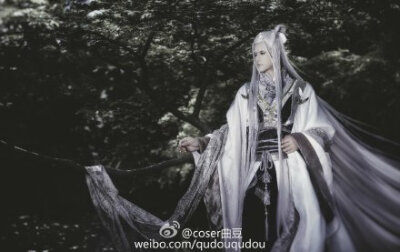 coser曲豆 #幻城#皇柝：原PO 【尽管我想一直呆在你的身边安静地看着你生活但】沉着冷静有魅力且忠心耿耿。服装造型：@冰俏VIVICE @造型师雾小雪 @Steampunk深度中毒的卯仙 接力棒继续捅：@猴子哥哥丶@乙帅indigo @李…