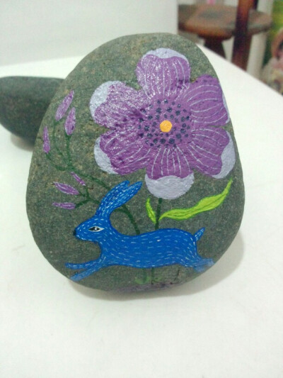 石头画，花儿与兔兔