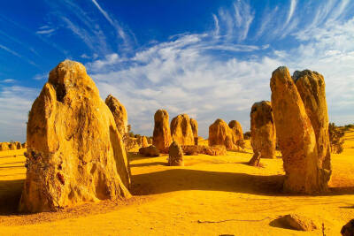 西澳州嘅尖峰石林(Pinnacles Desert)位處於廣闊浩瀚嘅沙漠地帶中。成千上萬石柱，經過億萬年嘅風蝕，令每塊石嘅造型同大小都唔一樣。太陽照射下，金黃一片石柱一望無際、蔚為奇觀！