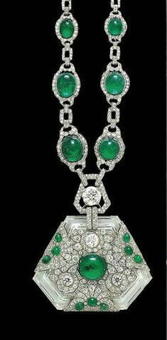 这条美丽的项链的第一个女主人是西班牙的一位著名舞蹈家AnitaDelgado，后来属于卡普塔拉公主。这条华丽的项链由晶莹璀璨的钻石、绿宝石和水晶石组成，作为著名的珍宝拍卖品在伦敦佳士得拍卖行留下过身影，还曾经是印度王公最爱的大象装饰，目前估价为大约10万英镑。