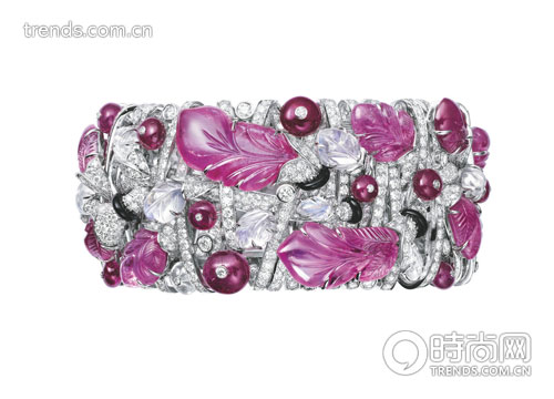 Cartier高级珠宝手镯：铂金，叶形粉红蓝宝石，红宝石珠，月亮石，缟玛瑙，明亮式切割钻石。