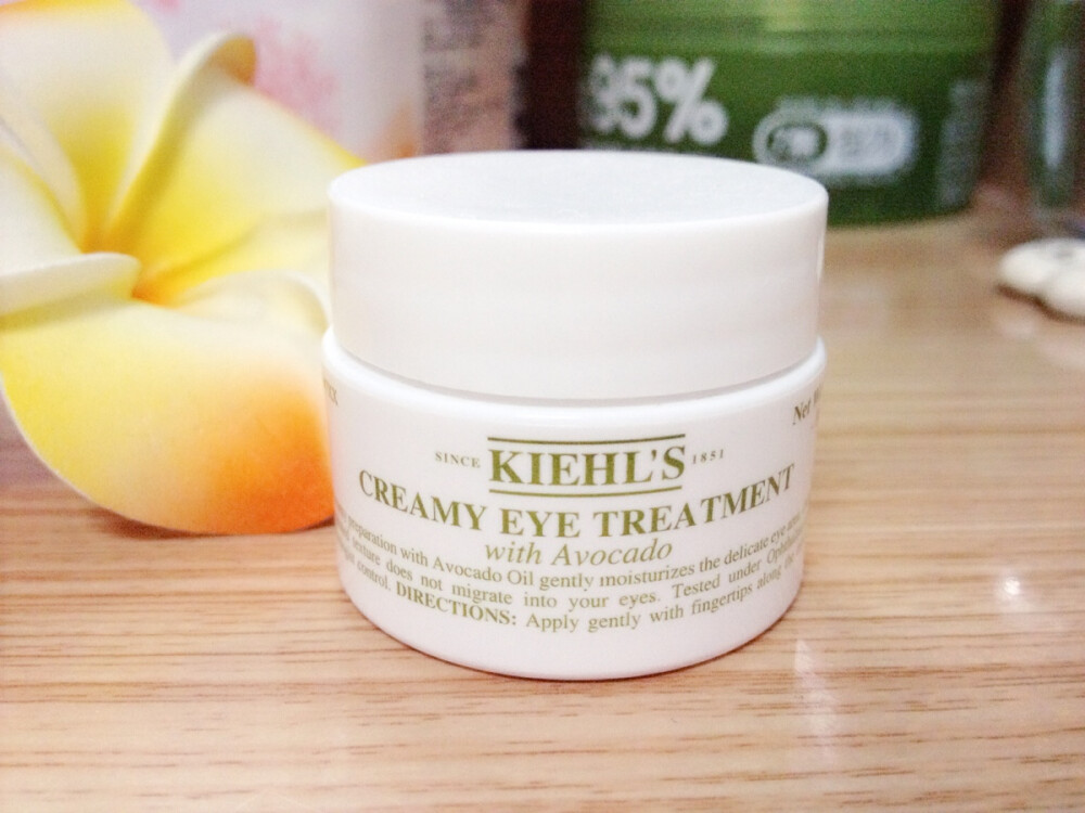 【空瓶记】Kiehl's牛油果眼霜（产地：美国；参考价格：300.00/14g）护肤后宫中的宠妃，从大学毕业第一瓶牛油果到现在已经记不清这是连续用完的第七还是第八瓶了，奔三的年纪天天熬夜眼周还没出现任何问题，它的功劳太大。最近收到两瓶雅诗兰黛ANR眼霜，半年之内应该不会再买牛油果了，等冬天再用回来