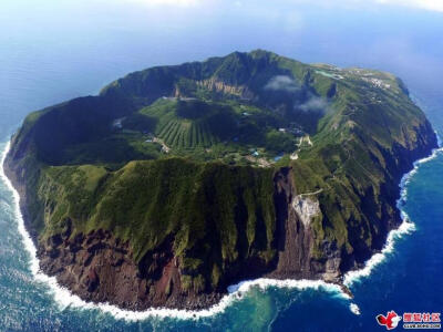  在日本海外一座名為“青之島”(Aogashima)的火山島上，就有一群勇敢的居民在活火山腳下安居樂業。該島被日本氣象廳認定為活動度為C級的活火山，在1781年的最後一次爆發時，327名島民中有將近一半人遇難。 50年後，…