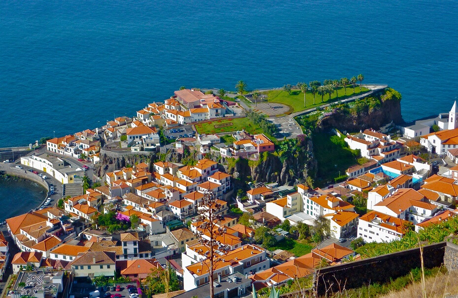 葡萄牙马德拉（Madeira）岛上的渔村卡马拉德洛布什（Camara de Lobos），是风景秀丽的旅游胜地，距海岛首府丰沙尔（Funchal）约十五公里，可驱车沿高速公路直接到达。