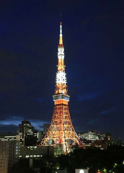 东京塔（日语：东京タワー；英文：Tokyo Tower），正式名称为日本电波塔，又称东京铁塔，位于日本东京都港区芝公园，是一座是以巴黎埃菲尔铁塔为范本而建造的红白色铁塔，但其高332.6米，比埃菲尔铁塔高出8.6米。1958年10月竣工，此后一直为东京第一高建筑物，直至2012年2月东京天空树（634米）建成而退居第二位