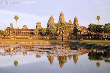 吴哥窟又称吴哥寺，又被称为小吴哥，位于柬埔寨西北方。它是吴哥古迹中保存得最完好的的庙宇，以建筑宏伟与浮雕细致闻名于世，也是世界上最大的庙宇。联合国将吴哥古迹列入世界文化遗产，此后吴哥窟作为吴哥古迹的重…