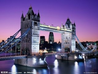 伦敦塔桥（Tower Bridge）是位于英国伦敦一座横跨泰晤士河铁桥，因位于伦敦塔附近而得名。伦敦塔桥有时被误称为伦敦桥（London Bridge），其实真正的伦敦桥是另一座完全不同的桥梁，位于伦敦塔桥的上游。伦敦塔桥附近著名的旅游点有伦敦塔、圣卡瑟琳码头和Shad Thames街。