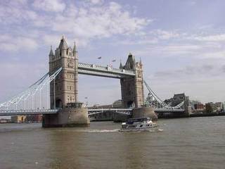 伦敦塔桥（Tower Bridge）是位于英国伦敦一座横跨泰晤士河铁桥，因位于伦敦塔附近而得名。伦敦塔桥有时被误称为伦敦桥（London Bridge），其实真正的伦敦桥是另一座完全不同的桥梁，位于伦敦塔桥的上游。伦敦塔桥附近著名的旅游点有伦敦塔、圣卡瑟琳码头和Shad Thames街。