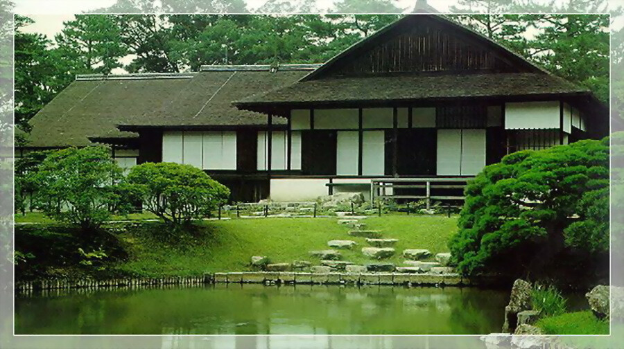 桂离宫，在日本京都西部桂川的西岸，有座掩映在绿树丛中的古色古香的建筑，这就是名闻遐迩的桂离宫。桂离宫的建筑和庭园布局，堪称日本民族建筑的精华，不少外国人认为，“日本之美”即以桂离宫为代表。充分显示了日本古建筑和谐的风格。它正以更加迷人的姿色，吸引着大批日本国内外的游览者。