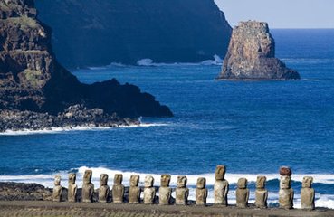 复活节岛（Easter Island） 当地称“拉帕努伊岛”，意即“石像的故乡”。太平洋东南部岛屿。由复活节岛和周围一些小岛组成，陆地面积120平方公里。岛上的石像（Easter Island statue/Moai）一共是有887座，有3.5米－6米高，也有高达12米，重90吨。石像均由整块的暗红色火成岩雕凿而成。所有的石像都没有腿，全部是半身像，外形大同小异。