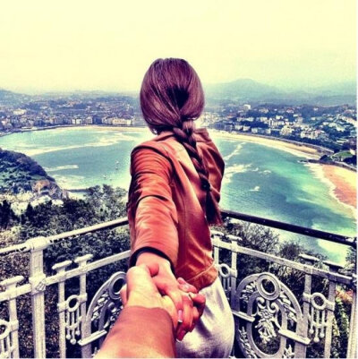 摄影师Murad Osmann和她的女朋友，在周游世界共度他们的蜜月之旅的时候，Osmann拍摄了这些照片。照片中，女朋友站在镜头前，牵着摄影师的手，似是带着摄影师走向一个新的城市。Osmann之后还给这组照片取了一个浪漫的…