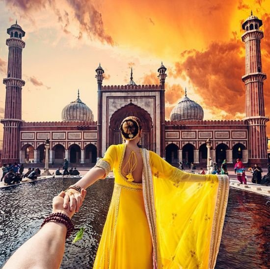 摄影师Murad Osmann和她的女朋友，在周游世界共度他们的蜜月之旅的时候，Osmann拍摄了这些照片。照片中，女朋友站在镜头前，牵着摄影师的手，似是带着摄影师走向一个新的城市。Osmann之后还给这组照片取了一个浪漫的名字：女朋友带我环游世界。