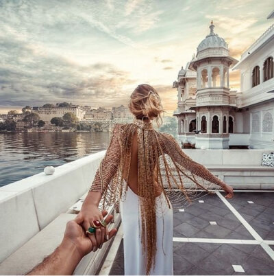 摄影师Murad Osmann和她的女朋友，在周游世界共度他们的蜜月之旅的时候，Osmann拍摄了这些照片。照片中，女朋友站在镜头前，牵着摄影师的手，似是带着摄影师走向一个新的城市。Osmann之后还给这组照片取了一个浪漫的…