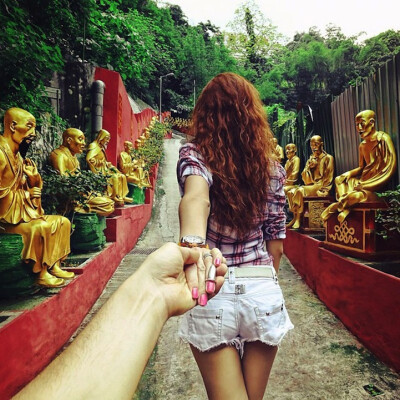 摄影师Murad Osmann和她的女朋友，在周游世界共度他们的蜜月之旅的时候，Osmann拍摄了这些照片。照片中，女朋友站在镜头前，牵着摄影师的手，似是带着摄影师走向一个新的城市。Osmann之后还给这组照片取了一个浪漫的…