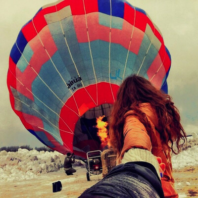 摄影师Murad Osmann和她的女朋友，在周游世界共度他们的蜜月之旅的时候，Osmann拍摄了这些照片。照片中，女朋友站在镜头前，牵着摄影师的手，似是带着摄影师走向一个新的城市。Osmann之后还给这组照片取了一个浪漫的…