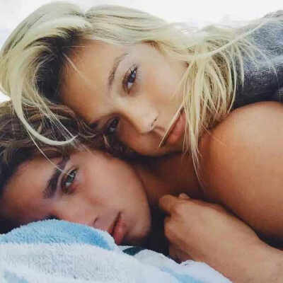 摄影师Murad Osmann和她的女朋友，在周游世界共度他们的蜜月之旅的时候，Osmann拍摄了这些照片。照片中，女朋友站在镜头前，牵着摄影师的手，似是带着摄影师走向一个新的城市。Osmann之后还给这组照片取了一个浪漫的…