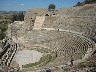 艾菲索斯（Ephesus）是土耳其最有观光价值的古城，也是目前世上保存的最好也最大的希腊罗马古迹城。阿尔特米斯神殿名列古世界7大奇景，这座城是埃及艳后拜访安东尼让古罗马人惊艳的地方，也曾富裕到在公元前400年就有街灯！