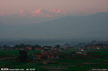 尼泊尔首都加德满都，位于加德满都河谷西北部，巴格马提河和比兴马提河交汇处，四周群山环抱，到处苍松翠柏，阳光灿烂，四季如春，素有“山中天堂”的美称。