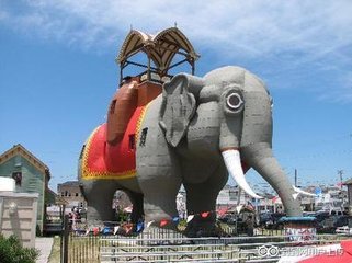 在1882年间，美国的Lucy the Margate Elephant是一座由锡和木头制成的六层建筑。詹姆士设计这个建筑来吸引游客来观光旅游，从而增加房地产收入。专利局给詹姆士17年的专有权来出售或出租该动物形建筑。----十大创意建筑