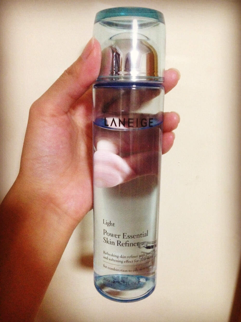 它家的保湿我认为很不错 美白就一般了 这款是保湿清爽型的