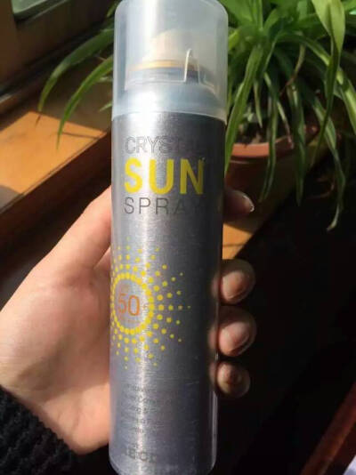 RE:CIPE水晶防晒喷雾 SPF50+ 3代 今年夏季韩国最火的防晒产品 就是它了 超轻薄 ，而且不会有太甜腻的香味 富含大量的有机物 具备补水 保湿 降温 的效果 不仅仅是防晒哦