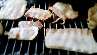 看起来是烤肉，其实就是烤肉啦，不同的是，它是一边煮火锅，一边考，中途光听滋滋滋的声音都醉了，用炭烤出来再加上老板的秘制干碟，一个字，爽！