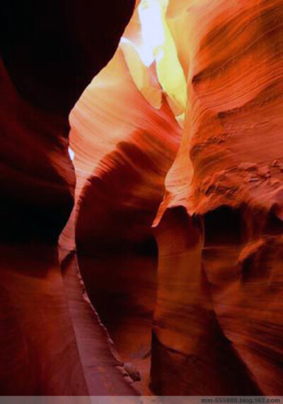 下羚羊峡谷(Lower Antelope Canyon），亚利桑那州 位于亚利桑那州南部鲍威尔湖边上的下羚羊峡谷是由风沙和湖水雕琢沙岩而形成的一种很抽象的形状。从上面看，峡谷和亚利桑那其他峡谷没有任何区别，但是从底部看，你…